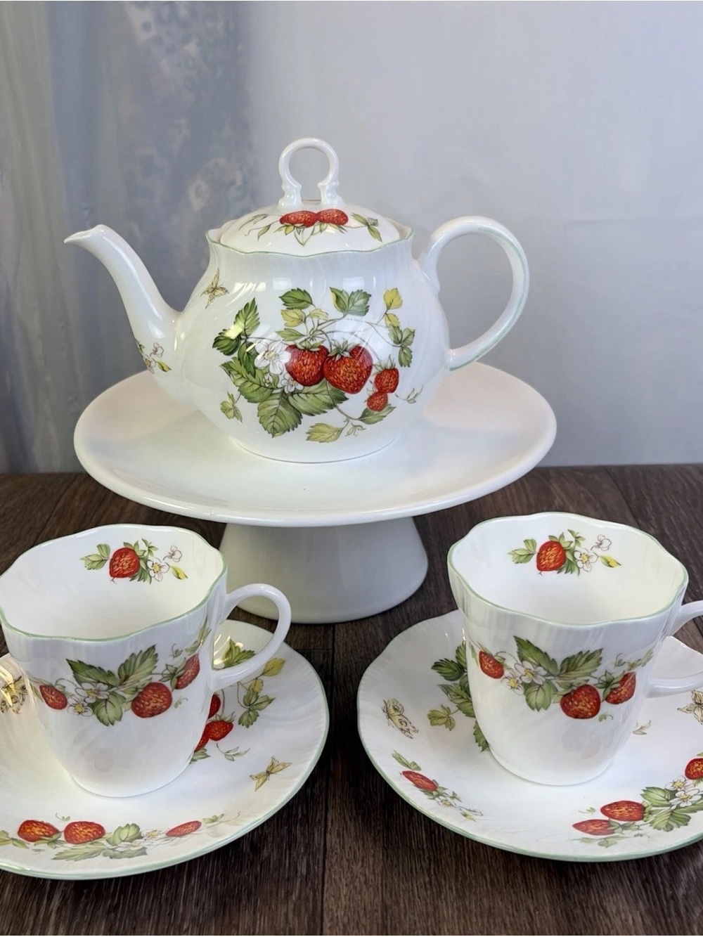 Vtg Queen's Fine Bone China Virginia Strawberry 2 Tea Cup, Saucer & Small Teapot